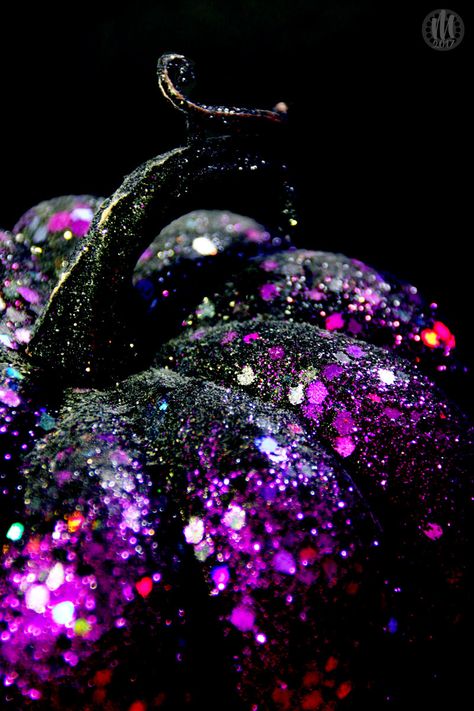 Glitter Pumpkin Wallpaper, Iphone Background Purple, Glam Pumpkins, Halloween Iphone Wallpaper, Glitter Wallpapers, Free Halloween Wallpaper, Colorful Pumpkins, Glitter Projects, Glam Halloween