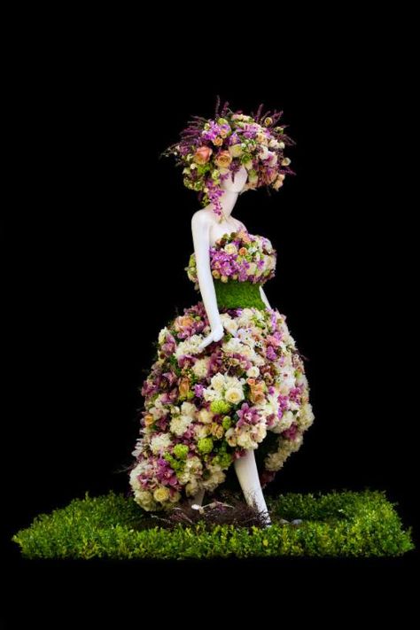 Flower Mannequin, Dress Made Of Flowers, Floral Mannequin, Ambience Decor, Spring Window Display, Fresh Flower Market, Dinner Party Decorations, Mannequin Art, Mannequin Dress