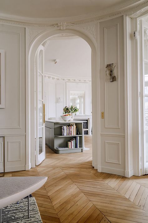 Refreshing a Haussmannian apartment (and keeping original features!) Transitional Interiors, Paris Interiors, Parisian Decor, Parisian Interior, French Apartment, Paris Home, Appartement Design, Parisian Apartment, 아파트 인테리어