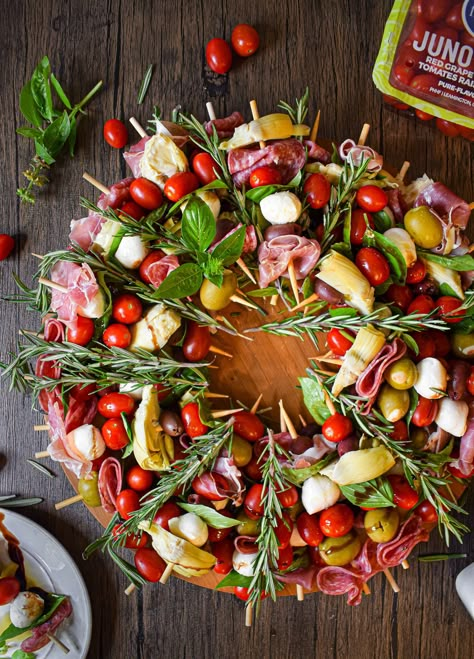 25 Thanksgiving and Christmas Charcuterie Board Ideas for a Party - Top Moms Ideas Wreath Appetizer, Antipasto Wreath, Salad Skewers, Appetizers Christmas, Christmas Salad, Antipasto Skewers, Fest Mad, Festive Appetizers, Christmas Salads