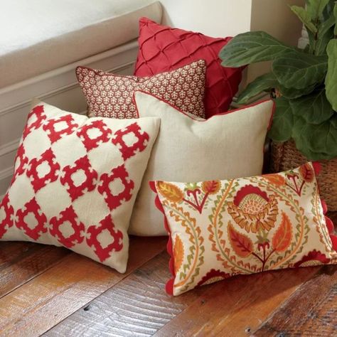 Natural Linen Sofa, Red Cushion, Embroidered Pillow Covers, Furniture Classic, Pinterest Room Decor, Red Cushions, Retro Interior, Red Pillows, Linen Sofa