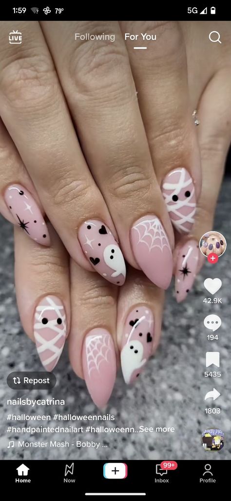 Cute Halloween Nails Mummy, White Mummy Nails, October Nails Ghost, Almond Halloween Nail Designs Simple, Girly Ghost Nails, Almond Ghost Nails, Boo Nails Halloween, Subtle Ghost Nails, Ghost Mickey Nails