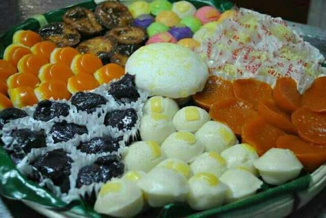 Assorted Kakanin Kakanin Filipino Desserts, Pinoy Kakanin, Yam Recipes, Desserts Aesthetic, Yam Yam, Filipino Food Dessert, Pinoy Foods, Nice Wallpaper, Yams Recipe