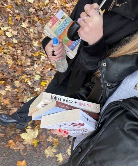 Romantising Reading, Book Friends Aesthetic, Reading With Friends Aesthetic, School In Autumn Aesthetic, Friends Reading Together Aesthetic, How I Wanna Be Perceived, Romanticizing Life Aesthetic Pictures, Fall Aesthetic Friends, Friends Autumn Aesthetic