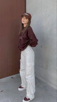 150 Cm Girl, Brown Top White Pants, White Cargo Pants Outfit Winter, Celana Fashion, Casual College Outfits, Everyday Fashion Outfits, Casual Day Outfits, Elegante Casual, Quick Outfits