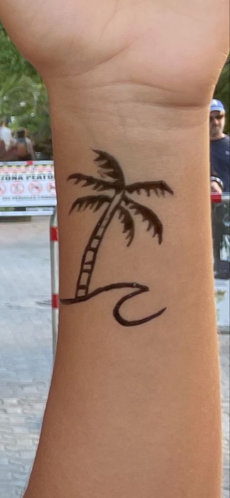 Simple Thigh Henna Designs, Beach Henna Tattoos Summer, Preppy Henna Tattoos, Henna Designs Beach Theme, Preppy Henna Designs, Henna Tattoo Designs Beach, Henna Ocean Designs, Henna Tattoo Designs Summer, Henna Beach Design