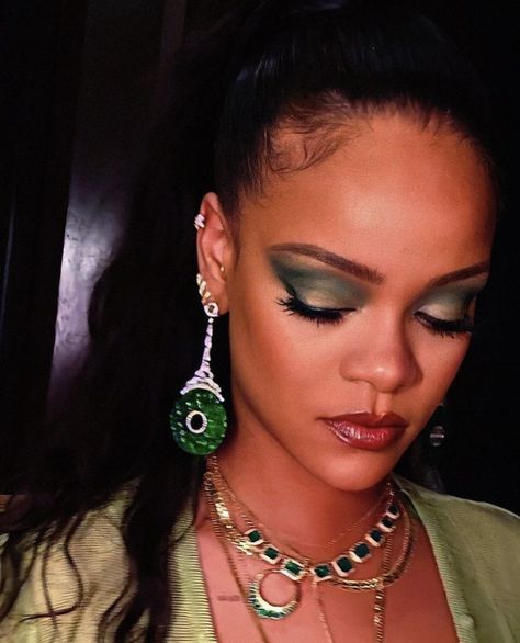 Rihanna Piercings, Rihanna Earrings, Rihanna Makeup, Ear Peircings, Ear Style, Christina Milian, Rihanna Fenty, Ear Stack, Rihanna