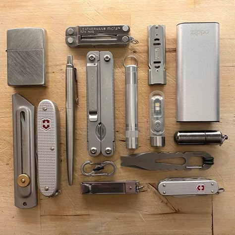 Everyday Carry Essentials, Jungle King, Edc Carry, Edc Essentials, Edc Gadgets, Edc Bag, Cool Gadgets For Men, Edc Tactical, Pocket Tool