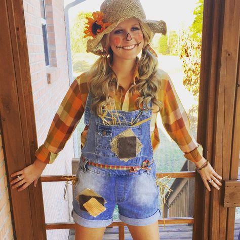 Women’s Scarecrow Diy, Diy Cute Scarecrow Costume, Pumpkin Farmer Costume, Scare Crow Halloween Costumes Diy, Farmgirl Costume, Teen Scarecrow Costume, Sunflower Scarecrow Costume, Cute Scarecrow Ideas, Adult Scarecrow Costume Woman Diy