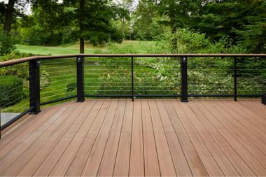 Building or replacing your composite deck soon? Discover the top railing options to install for your outdoor living space project. Adu Inspiration, Terrace Railing, Horizontal Deck Railing, Wood Balcony, Railing Balkon, Metal Deck Railing, Deck Cost, Deck Bench, Aluminum Railing Deck