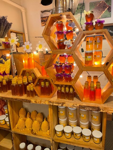 Honey Stick Display, Honey Sales Display, Honey House Design, Honey Marketing Ideas, Honey Display Stand, Honey Farmers Market Display, Honey Booth Display Ideas, Honey Display Ideas, Honey Shop Design Ideas