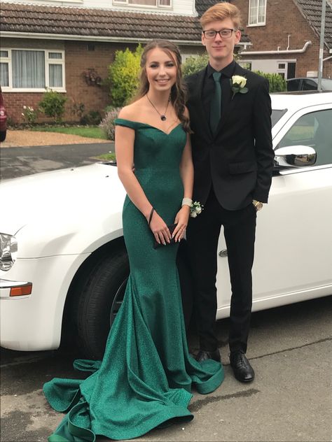 Matching Green Prom Outfits, Green Dress Matching Couple, Prom Matching Couples, Prom Matching Couples Outfits, Green Prom Dress Couple, Prom Colors For Couples, Green Prom Couple, Formal Graduation Dress, Prom Couples Outfits