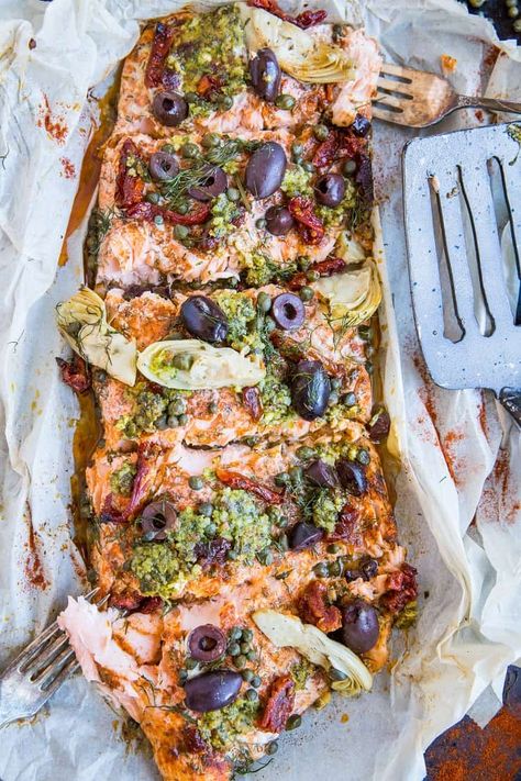 Salmon In Parchment Paper, Salmon In Parchment, Mediterranean Salmon, Diner Recept, Fish Dinner, Mediterranean Dishes, Sun Dried Tomatoes, Artichoke Hearts, Seafood Dinner