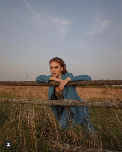 Editorial Portrait Photography Outdoor, Farm Fashion Shoot, Scaffolding Photoshoot, Farm Fall Photoshoot, Open Field Editorial Photoshoot, White Fence Photoshoot, Farm Portrait Photography, Photoshoot In The Field, Photoshoot Ideas In Field