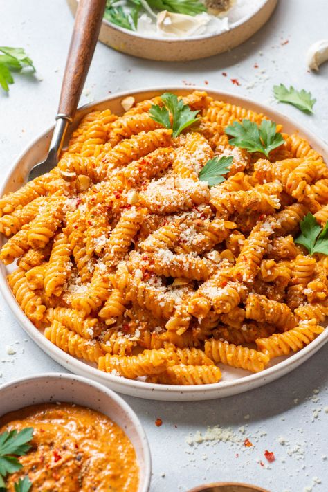 Romesco Pasta, Easy To Make Pasta, Gluten Free Pasta Dishes, Pasta Gluten Free, Gf Pasta, Vegan Noodles, Crazy Food, Spiral Pasta, Romesco Sauce