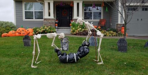 60+ Skeleton Halloween Decoration Ideas for Outdoors Skeleton Yard Display Ideas, Skeleton Yard Ideas For Halloween, Skeleton Lawn Ideas, Poseable Skeleton Ideas Outdoor, Front Yard Skeleton Ideas, Halloween Skeletons Yard, Halloween Decorations Outdoor Funny, Skeleton Outdoor Decorations, Outdoor Skeleton Display