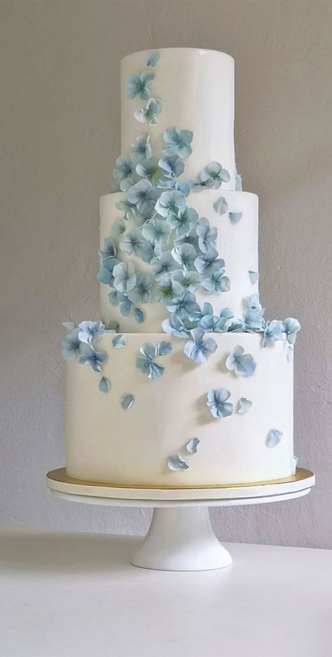 27. Three-Tiered White Cake with Blue Flowers Minimalism has been around for a long time, now more than ever it is a growing phenomenon. Being... Wedding Core, Mum Wedding, Minimalist Cake, Dream Wedding Cake, Wedding Colours, Light Blue Wedding, Hydrangeas Wedding, Wedding Cakes Blue, Blue Cakes