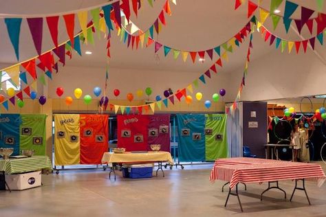 School Carnival Decorations, Spring Festival Ideas, School Carnival Games, Decoration Creche, Vitrine Design, Fall Carnival, Carnival Decorations, Spring Carnival, School Carnival