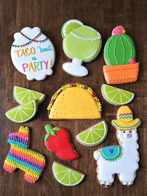 Pinata Cookies, Mexican Cookies, Tacos Mexicanos, Mexican Party Decorations, Crazy Cookies, Mexican Birthday, Sugar Cookie Royal Icing, Fiesta Theme Party, Taco Party