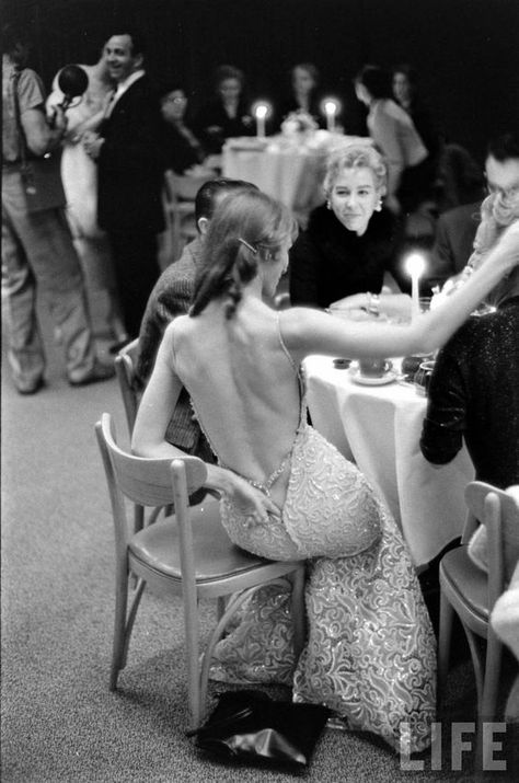 The real Jessica Rabbit : miss Vikki Dougan (born 1929 in Brooklyn, New York) Vikki Dougan, 1950s Fashion Women, 1950s Women, Curve Hugging Dress, Jane Russell, Veronica Lake, Gene Kelly, Mae West, Guy Laroche