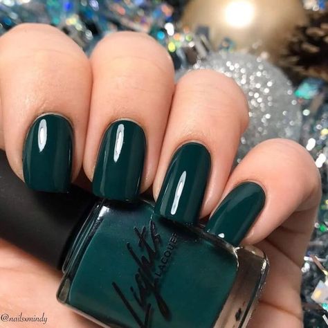 Christmas Nail Colors, Christmas Nail Ideas, Nail Colors Winter, Green Nail Polish, Aesthetic Nails, Green Nail, Acrylic Nails Coffin Short, Cat Kuku, Christmas Nail