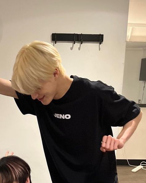 Jeno Blonde Hair, Blonde Hair, Nct, Blonde, Wall, Hair, White