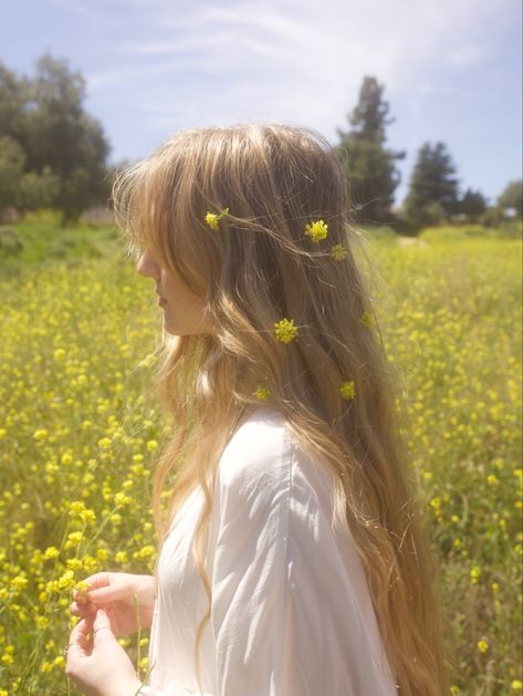 Laying In A Field Of Flowers Aesthetic, Flowers In Blonde Hair, Person Laying In Flower Field, Laying In Flowers Photography, Spring Flowers Photoshoot, Photoshoot In The Field, Spring Field Photoshoot, Soft Girl Photoshoots, Girl With Flowers In Her Hair