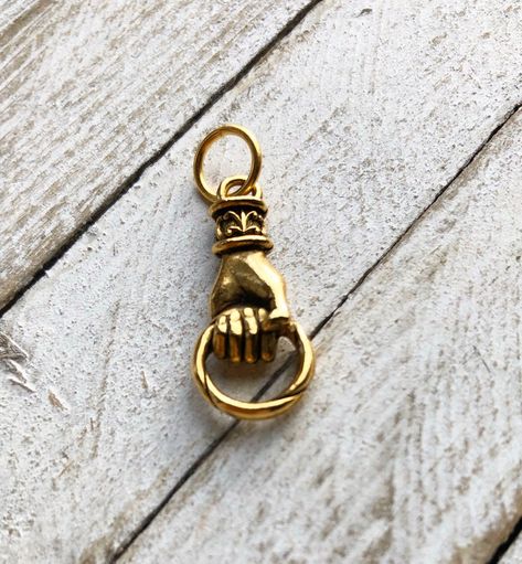 Hand Charm Jewelry, Magpie Hoard, Avatar Dress, Hold On To Hope, Jewelry Mood Board, Ring Charm Necklace, Hand Pendant, Silver Gold Jewelry, Accesories Jewelry