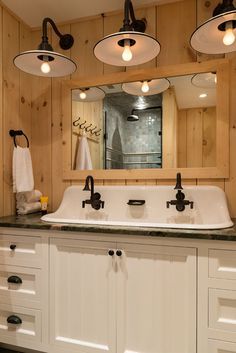 Vintage Farmhouse Bathroom, Makeover Kamar Mandi, Rustic Farmhouse Bathroom, Farmhouse Bathroom Remodel, Farmhouse Bathroom Decor Ideas, Sink Ideas, Cabin Bathrooms, Bathroom Farmhouse Style, Country Bathroom