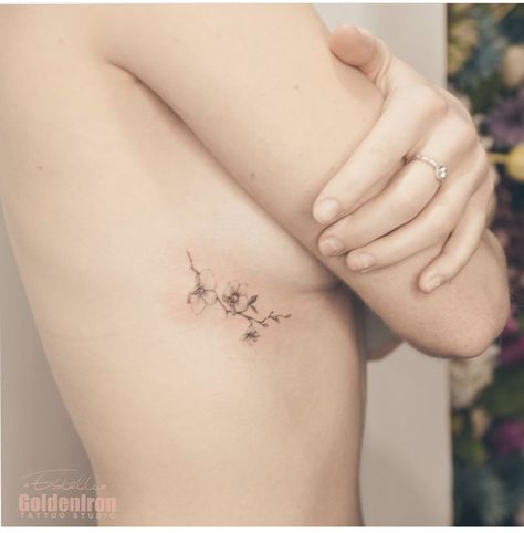 Flower Tattoo Placement Ideas, Tattoo Costillas, Tattoo Text, Rib Tattoos For Women, Flower Tattoo Ideas, Lavender Tattoo, Orchid Tattoo, Hip Tattoos Women, Small Pretty Tattoos