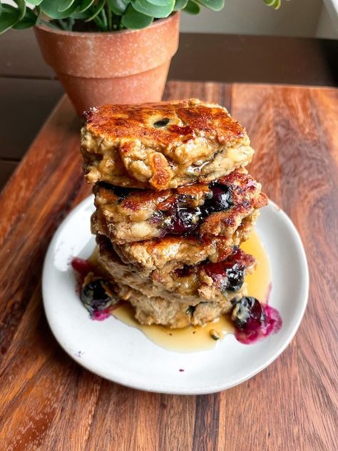 Single Serving Healthy Pancakes (gluten free). Made with oat flour, egg, banana, maple syrup, and blueberries. Perfect easy, simple breakfast or brunch. #breakfast #pancakes #healthybreakfast #breakfastideas Single Serve Pancakes, Easy Simple Breakfast, Oat Pancake Recipe, Banana Blueberry Pancakes, Banana Oat Pancakes, Healthy Pancakes, Protein Baking, Single Serving Recipes, Oat Pancakes