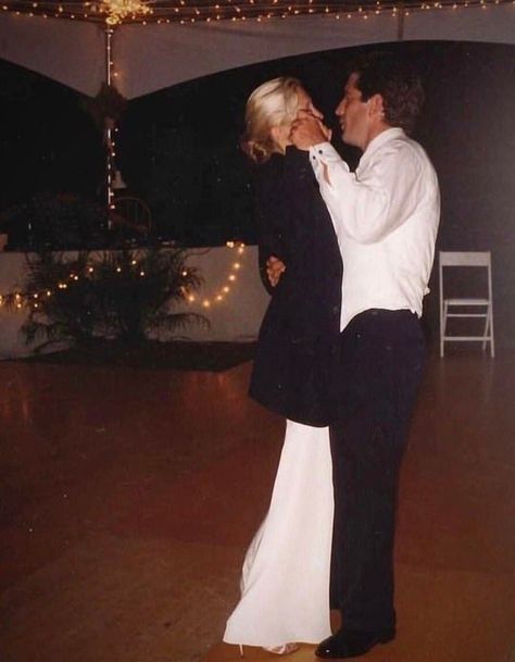 Carolyn Besette Kennedy Carolyn Bessette, Jfk Jr, The Love Club, Julia Roberts, Wedding Mood, Mode Inspo, Here Comes The Bride, Couple Aesthetic, Wedding Bells