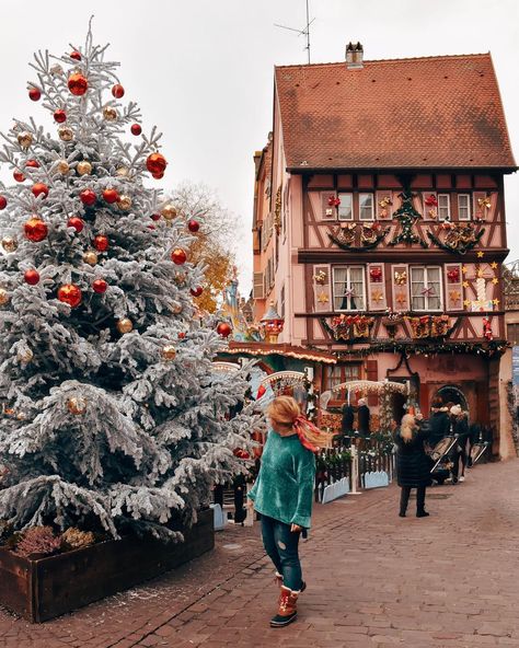 The Best Christmas Instagram Captions - Helene in Between Christmas Instagram Captions, Extravagant Christmas, Christmas Tree Outside, Christmas Instagram Pictures, European Christmas, Christmas Instagram, Christmas Destinations, German Christmas Markets, Christmas In Europe