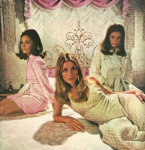 valley of the dolls Barbara Parkinson, Sharon tate, patti duke 60s Gogo, 60s Aesthetic, Estilo Marilyn Monroe, Patty Duke, I Love Cinema, Three Women, Fake Hair, Sharon Tate, Valley Of The Dolls