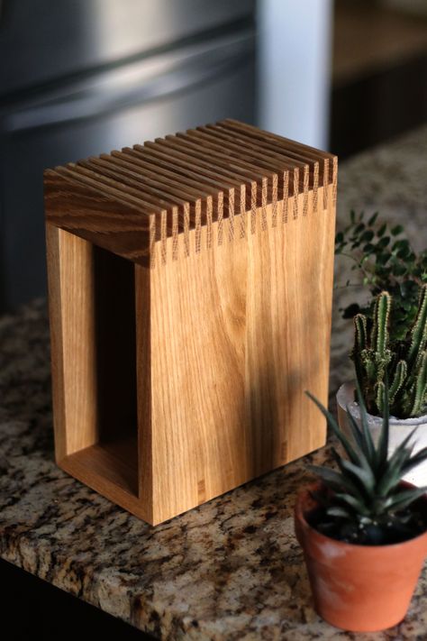 Modern Slat Knife Block | Modern knife block. Made from white oak. Case was made by glueing up miters and reinforcing with splines. I saw a very similar photo on reddit a while back. Did my own take on it from memory. My best friend (who moved away) is just about through a year long renovation on his first house. The kitchen is all done in with white oak accents and white oak floors. I thought I would make this to bring with me when I visit next week. Knife Block Diy, Knife Display, Knife Blocks, Diy Knife, Knife Stand, Wooden Knife, Knife Rack, Wood Knife, Knife Storage