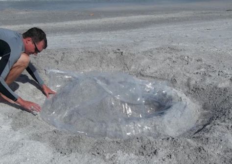 If your kids love the beach, but you don't love them playing in the rough ocean, then we have the perfect DIY hack for you to keep your kids safe! Diy Kiddie Pool, Hillbilly Hot Tub, Fix Flip Flops, Pool At The Beach, Kids Sprinkler, Dollar Store Christmas Decor, Plastic Shower, Thrifty Diy, Plastic Shower Curtain