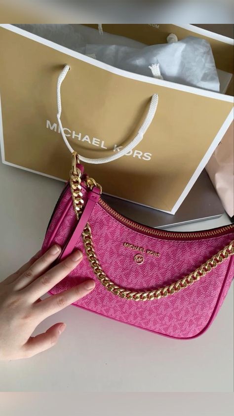 Sac Michael Kors, Trendy Purses, Luxury Bags Collection, Handbag Essentials, Pastel Outfit, Foto Baby, Girly Bags, Couture Handbags, Fancy Bags