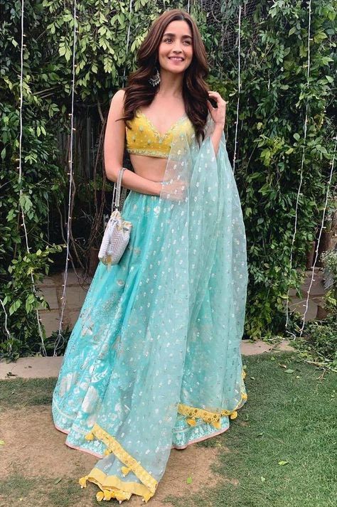 Pengantin India, Desi Outfits, Indian Outfits Lehenga, Lehnga Dress, Salwar Kamiz, Traditional Indian Outfits, Indian Gowns Dresses, Sara Ali Khan, Kareena Kapoor Khan