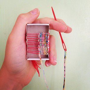 Matchbox weaving loom Marisa Ramirez, Weaving Projects, Loom Weaving, Art Education, Knitting Needles, Diy For Kids, Art Lessons, Fiber Art, Dollhouse Miniatures