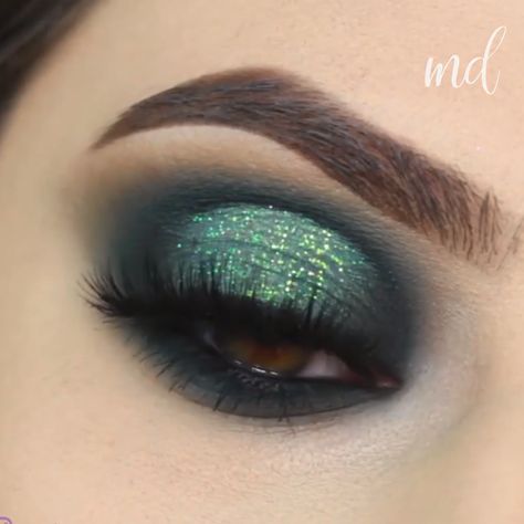 GREEN GLITTER LOOK #makeup #makeupideas Slytherin Makeup Looks, Green And Silver Makeup, Slytherin Makeup, Green Smokey Eye Makeup, Maquillage Harry Potter, Makeup Verde, Green Dress Makeup, Green Eye Makeup, Green Eyeshadow Look