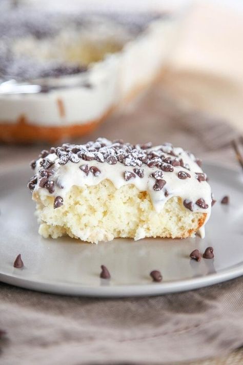 Cannoli Poke Cake, Easy Cannoli, Cannoli Cake, Rum Cake Recipe, Cannoli Cream, Cake Mix Desserts, Cake Form, Italian Dessert, Poke Cake Recipes