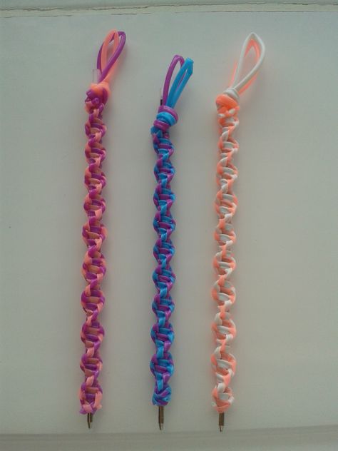 Scoubidou Pens Scoubidou Tutorial, Scooby Strings, Boondoggle Patterns, Gimp Patterns, Plastic Lace Crafts, Gimp Bracelets, Diy Rhinestone Crafts, Loom Band Patterns, Diy Bracelets How To Make