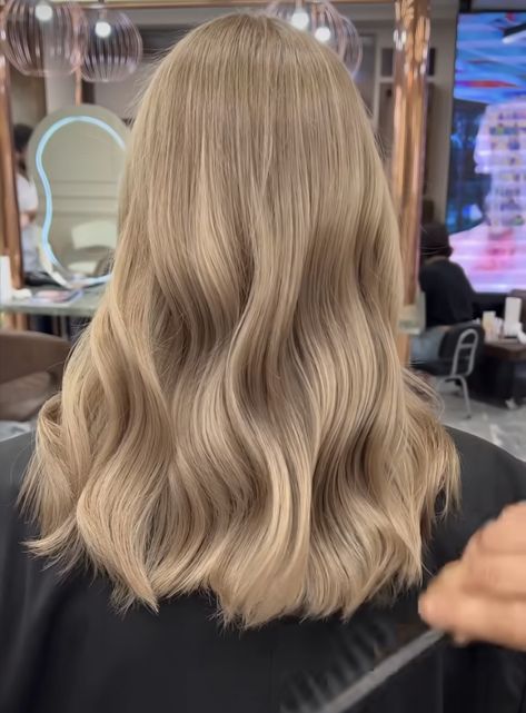 Neutral Level 8 Hair Color, Blonde Neutral Hair, Milk Beige Hair Color Short Hair, Neutral Ash Blonde Hair, Soft Dark Blonde Hair, Taylor Swift Hair 2023, Natural Blonde Hairstyles, Bronze Creamy Blonde Hair, Beige Blonde Hair Short