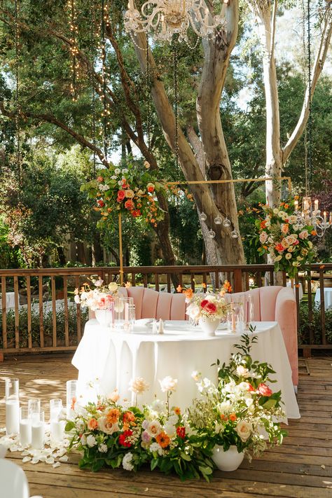 Spring Sweetheart Table Wedding, Sweetheart Table Wedding Layout, Sweetheart Table Flowers And Candles, Minimalistic Sweetheart Table, Garden Party Sweetheart Table, Candle Sweetheart Table Wedding, Garden Wedding Sweetheart Table, Romantic Sweetheart Table Wedding, Wedding Reception Sweetheart Table