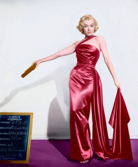 Marilyn costume test for "How To Marry a Millionaire" Marilyn Monroe Biography, Marilyn Monroe Outfits, Marilyn Monroe Costume, Marilyn Monroe Dress, Monroe Dress, Marilyn Monroe Fashion, Marilyn Monroe Photos, Norma Jean, Norma Jeane