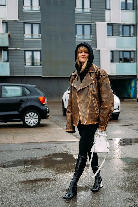 Copenhagen Fashion Week Street Style, Copenhagen Street Style, Outerwear Trends, Spring Coat, Transition Outfits, Fitted Turtleneck, Copenhagen Style, Copenhagen Fashion Week, Street Style Trends