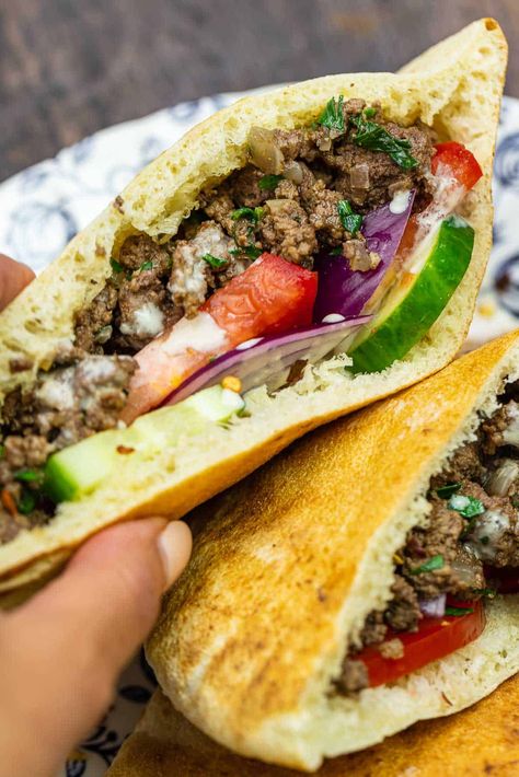 Ground Beef Pita, Beef Pita, Pita Pocket Recipes, Pita Sandwich, Braised Chicken Breast, Greek Pita, Pita Bread Recipe, Pita Recipes, Pita Sandwiches