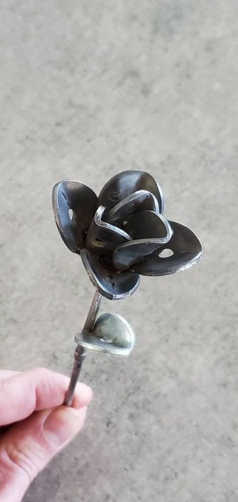 Welded Art, Metal Flower Art, Welding Gifts, Junk Metal Art, Cool Welding Projects, Metal Roses, Welding Crafts, Recycled Metal Art, Welding Art Projects