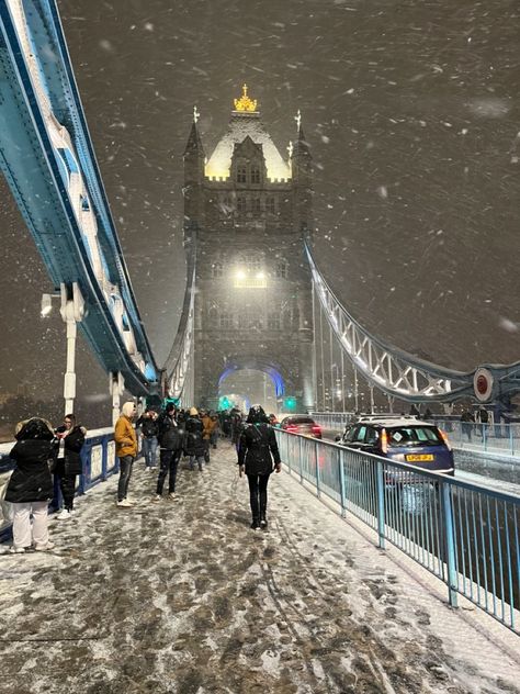 winter in london Snow In London Aesthetic, Snow London Aesthetic, London Uk Photography, London In Winter Pictures, London Snow Aesthetic, London During Winter, Uk In Winter, London Life Aesthetic Winter, London December Aesthetic