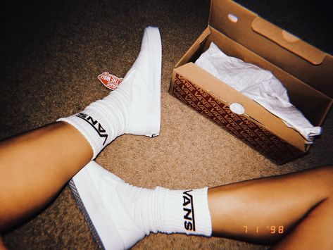 white slip on vans with white vans socks Slip On Vans With Socks Outfit, Vans With Socks Outfit, Vans Socks Outfit, Vans With Socks, Vans Outfit Summer, White Vans Outfit, Black Slip On Vans Outfit, Slip Ons Outfit, White Slip On Vans